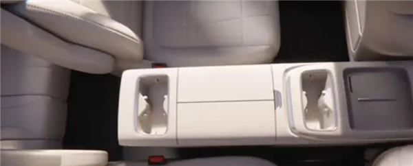 深藍S09更多車內(nèi)配置曝光！全車座椅加熱、通風+后排電視